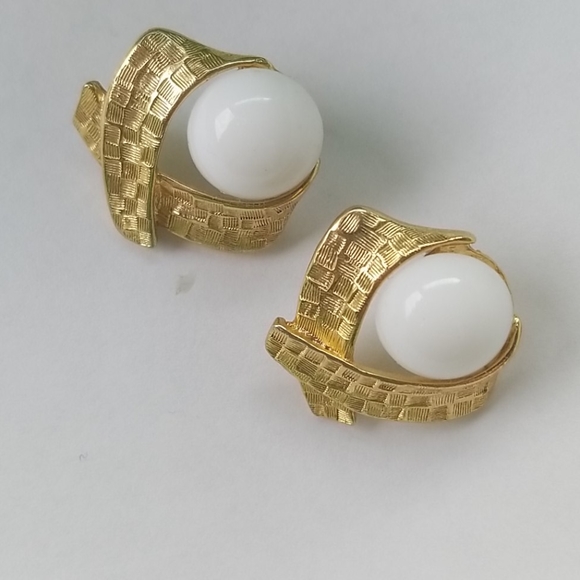 Jewelry 3 pairs of post earrnings - Picture 2 of 7